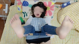 模特工作室流出国模雅琪和悠悠制服女同假鸡巴互玩