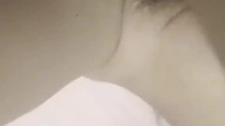大学生和他的女友与一个阳具丰满的男人进行三人行。