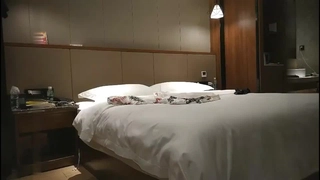 富二代帅哥KTV约草拜金美女 扒掉衣服边唱边干