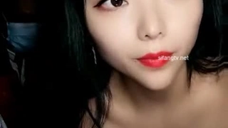 Ladyboy学生在宿舍房间里享受肛交快感