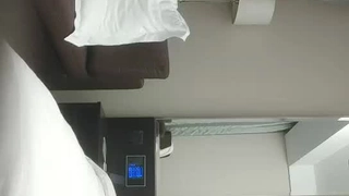虎影谎称家里停水带朋友女友来酒店洗澡！趁机拿下，这样照顾我朋友不会怪我？