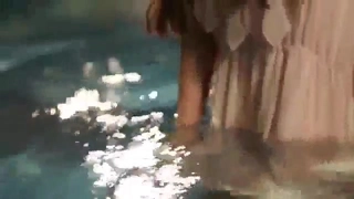 真实自拍-五星级酒店操个气质漂亮的熟女,先口爆再啪啪,快射时女的很吃惊说：啊,你在录像啊!男不承认赶紧走!