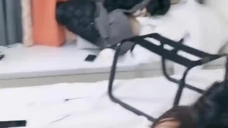 好不容易等到老婆不在 不小心用力过猛把外面女人干到说想吐!