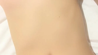 小巧的金发女孩Aliya Brynn给一个怪物口交并被猛烈地操