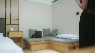 少女继妹照顾她的继兄弟的大鸡巴