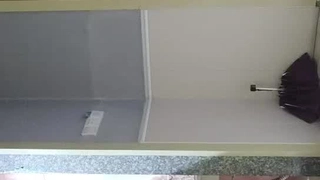 恋物癖女同性恋宝贝们在教室里互相自慰和舔