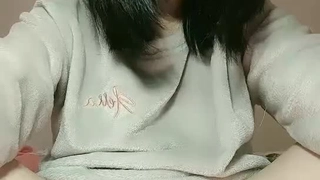 卡哇伊03年娇小萝莉和男友激情操逼，学生制服，认真舔着屌，腰细屁股骑坐，第一视角后入抽插