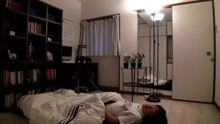 业余金发继妹在三人行中分享一根大鸡巴