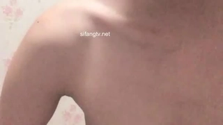 少女学生Katy在宿舍里和她的女友调皮
